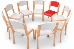 weisser Stuhlkreis roter Stuhl